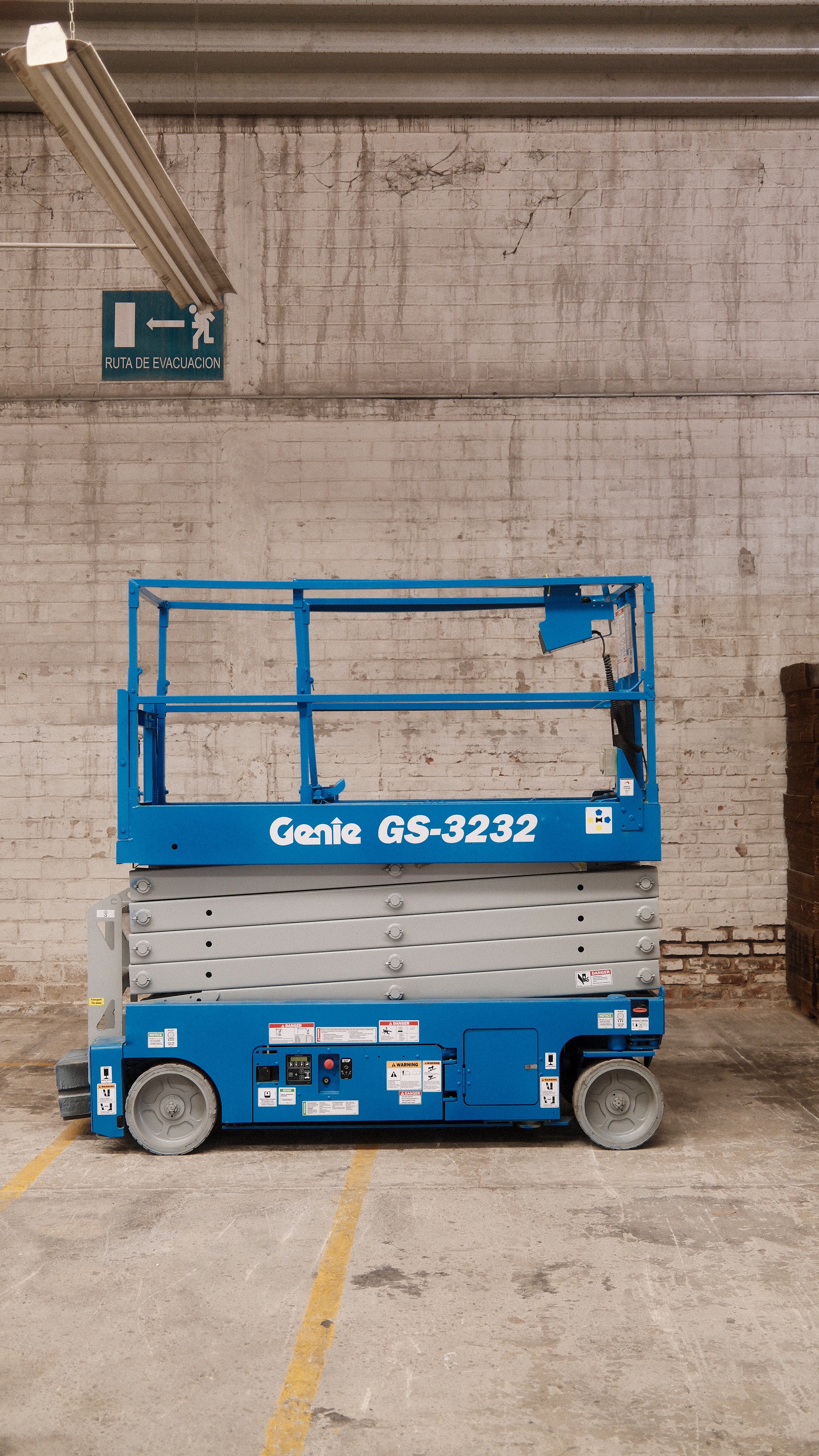 Genie GS-3232 replegada vista lateral